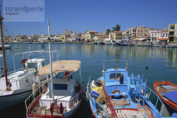 Fischerboote vor Anker im Hafen  Ägina Stadt  Aegina  Saronische Inseln  griechische Inseln  Griechenland  Europa