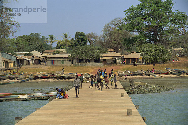 Einheimischen am Bootssteg Albreda  Gambia  Westafrika  Afrika