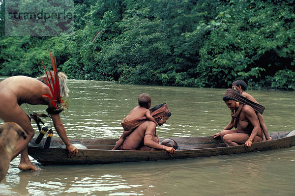 Yanomami Kreuzung Fluss im Boot  Brasilien  Südamerika