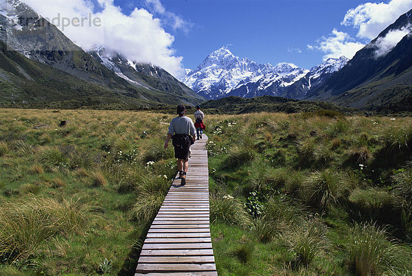 Hölzerner Pfad durch Hooker Valley  Mount Cook Nationalpark  Canterbury  Südinsel  Neuseeland  Pazifik