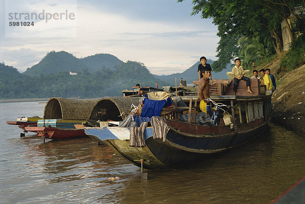 Lokale Boote  Luang Prabang  Laos  Indochina  Südostasien  Asien