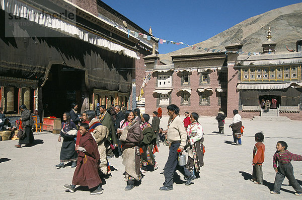 Pilger im Klosterhof. Sakya  Tibet  China  Asien