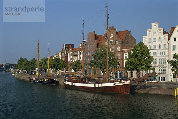 Für Schiffe mit hohen Masten auf der Ufergegend der Stadt Lübeck in Schleswig Holstein  Deutschland  Europa