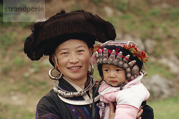 Miao Mutter und Baby  Südwesten der chinesischen Provinz Guizhou  China  Asien
