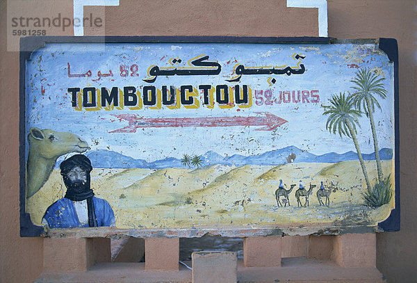 Malte Straßenschild zeigte in die Richtung von Timbuktu (Timbuktu)  in der Stadt Zagora  Vallee du Draa (Draa-Tal)  Anti-Atlas  Marokko  Nordafrika  Afrika