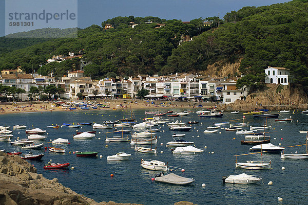Blick über die Bucht nach Dorf und Strand  Tamariu  Costa Brava  Gerona  Cataluna  Spanien  Mittelmeer  Europa