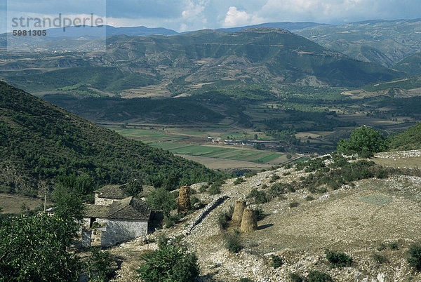 Kleine Farm in Vordergrund und Vjosa-Tal hinaus  Albanien  Europa