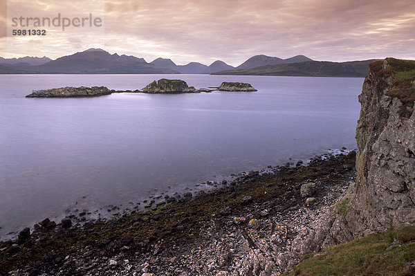 Black Cuillins reichen von den Ufern des Loch Eishort  Isle Of Skye  Innere Hebriden  Schottland  Vereinigtes Königreich  Europa
