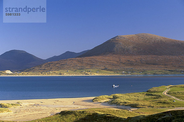 Luskentyre Bay  South und North Harris Wald Hügel hinter  South Harris  Äußere Hebriden  Schottland  Vereinigtes Königreich  Europa