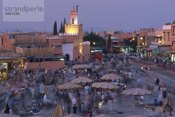 Djemaa el Fna bei Dämmerung  Marrakesch  Marokko  Nordafrika  Afrika