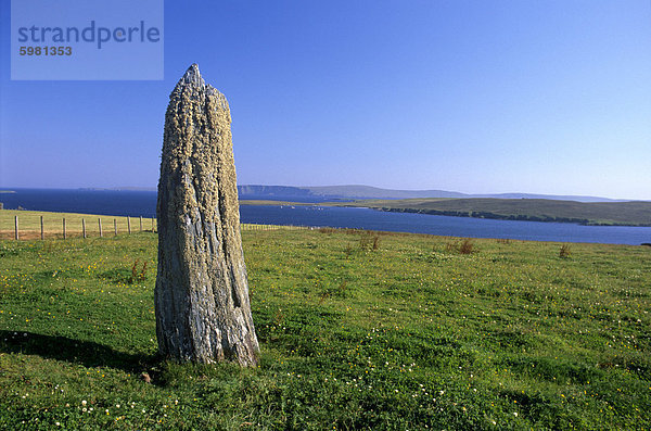 Stehende Steine in der Nähe von Clivocast (Uyeasound)  Blick nach Osten in Richtung Fetlar in Ferne  Unst  Shetland Islands  Schottland  Vereinigtes Königreich  Europa