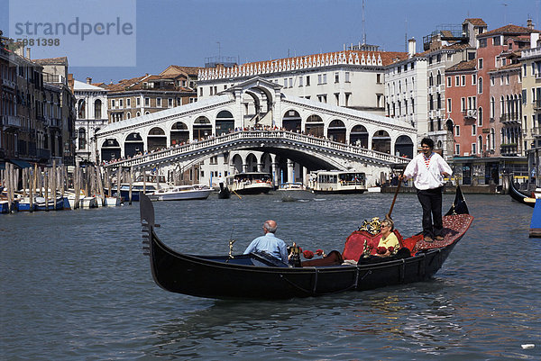 Gondel auf dem Canal in der Nähe der Rialto-Brücke  Venedig  Veneto  Italien  Europa