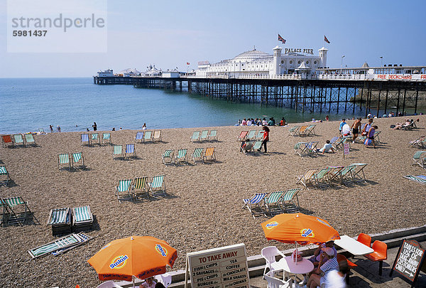 Das Palace Pier und Strand  Brighton  Sussex  England  Vereinigtes Königreich  Europa