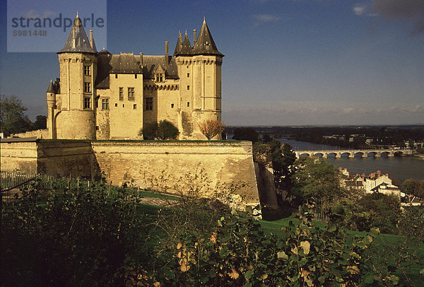 Schloss  mit Pont Cessart in Ferne  Fluss Loire  Saumur  UNESCO World Heritage Site  Maine-et-Loire  Loire-Tal  Frankreich  Europa