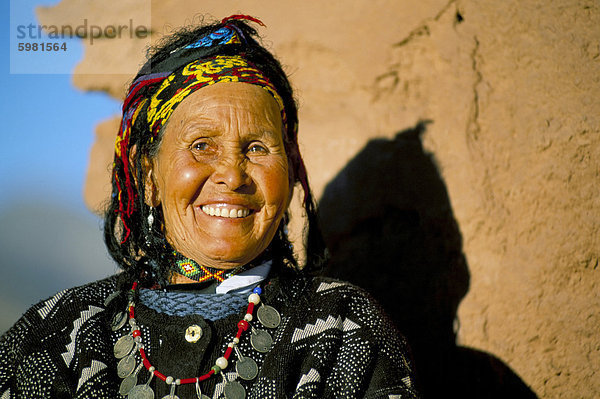 Daisies Frau in traditioneller Kleidung  Telouet  in der Nähe von Ouarzazate  Marokko  Nordafrika  Afrika