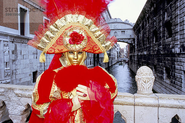 Porträt einer Person gekleidet in Maske und Kostüm posiert vor die Seufzerbrücke  der Karneval von Venedig  Venedig  Veneto  Italien  Europa