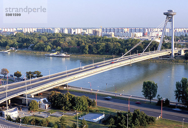 SNP-Brücke überspannt Donau  ein seltenes Beispiel für geschmackvolle 20. Jahrhundert kommunistischen Ära Architektur  Bratislava  Slowakei  Europa