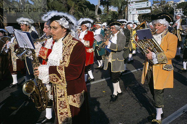 Musiker in der Parade  Schlacht von Blumen  Karneval  Promenade des Anglais  Nizza  Alpes-Maritimes  Provence  Frankreich  Europa