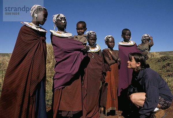 Tourist mit Masai-Volk  Ngorongoro Krater  Tansania  Ostafrika  Afrika
