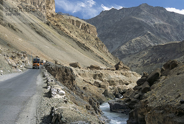 Srinagar-Leh-Straße in Yapola Schlucht  von Lamayuru hinunter Indus-Tal  Ladakh  Indien  Asien