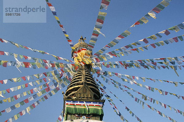 Gebetsfahnen am Boudhanath Stupa  Kathmandu  Nepal  Asien
