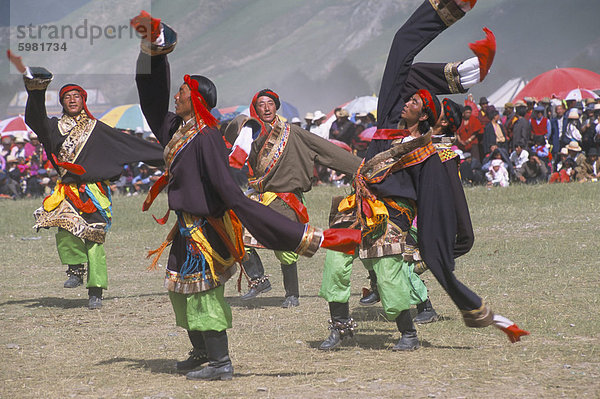 Männer in der traditionellen tibetischen Kleid  Pferd Fetival Yushu  Provinz Qinghai  China  Asien
