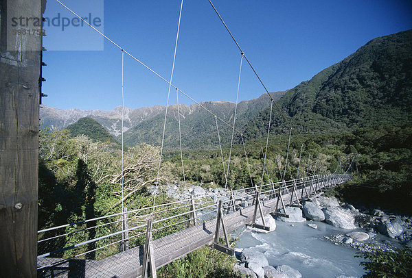 Historische Drehbrücke über Gletscher River  Fox Gletscher  Westland  Südinsel  Neuseeland  Pazifik
