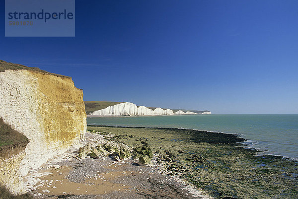 Blick auf die sieben Schwestern vom Strand unterhalb Seaford Kopf  East Sussex  England  Vereinigtes Königreich  Europa