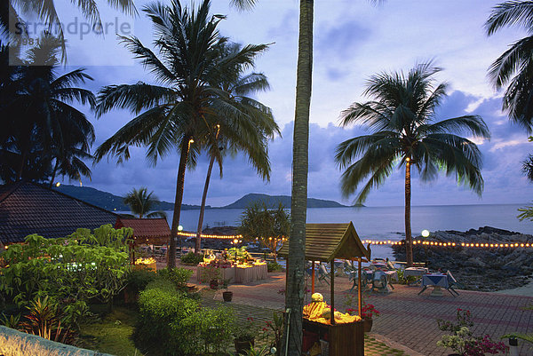 Strandrestaurant in der Abenddämmerung  Patong  Phuket  Thailand  Südostasien  Asien