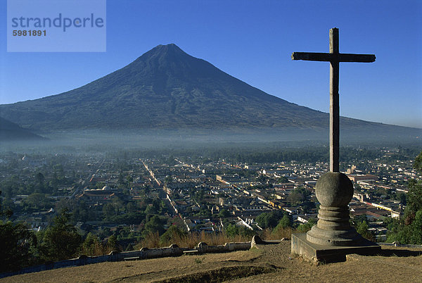 Blick Richtung Agua Vulkan  Antigua  Guatemala  Zentralamerika