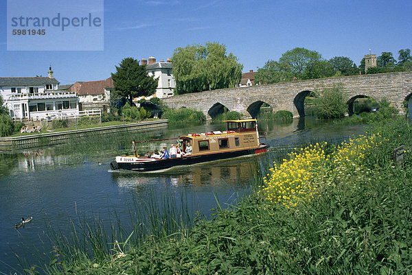 Fluss und der alten Brücke  Bidford-on-Avon  Warwickshire  England  Vereinigtes Königreich  Europa