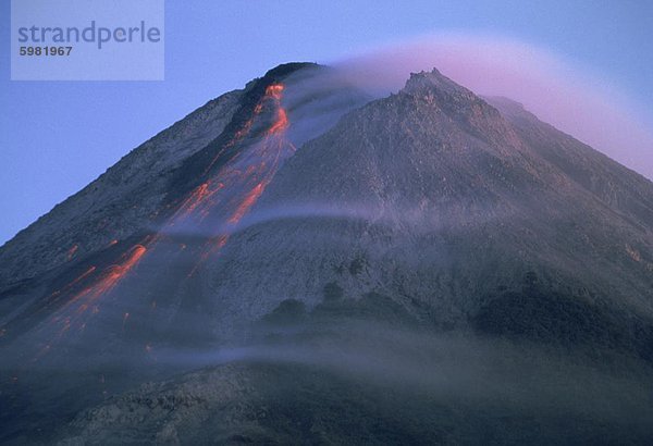 Ausbruch des Gunung Merapi  einer hochaktiven Vulkan in der Nähe von Yogyakarta  Java  Indonesien  Südostasien  Asien