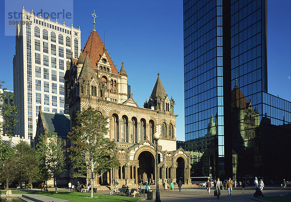 Dreifaltigkeitskirche und die Hancock Tower in der Stadt Boston  Massachusetts  Neuengland  Vereinigte Staaten von Amerika  Nordamerika