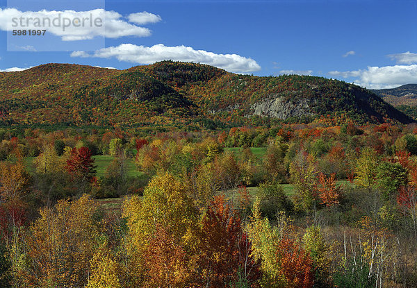 Luftaufnahme über Wäldern und sanften Hügeln im Herbst Farben  White Mountain National Park  New Hampshire  New England  Vereinigte Staaten von Amerika  Nordamerika