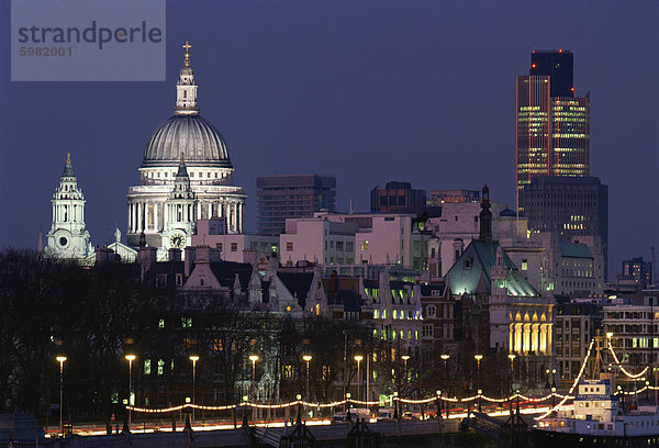 Skyline der Stadt  einschließlich der St.Paul's Kathedrale und der NatWest Tower  aus über die Themse bei Dämmerung  London  England  Vereinigtes Königreich  Europa