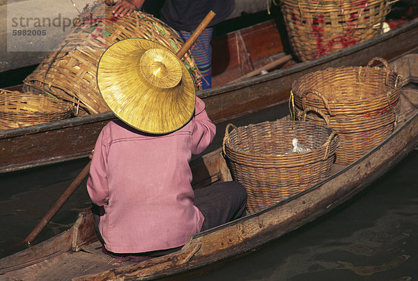 Rückansicht des Frau mit Körben in einem Boot zu den schwimmenden Markt in Damnoen Saduak in Thailand  Südostasien  Asien