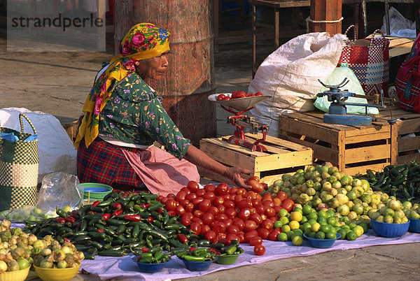 Frau Verkauf von Gemüse vom Stall in der Tlacolula Market  Region Oaxaca  Mexiko  Nordamerika