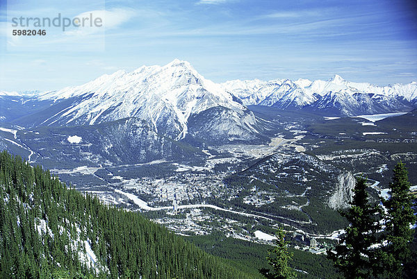 Stadt von Banff aus Sulphur Mountain  Alberta  Rockies  Kanada  Nordamerika