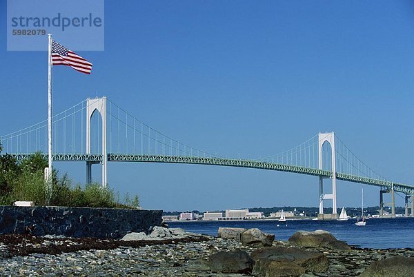 Die Stars And Stripes fliegen vor Newport Bridge  Verbindung von Jamestown  Conanicut Island und Rhode Island (Rhode Island)  New England  Vereinigte Staaten von Amerika  Nordamerika