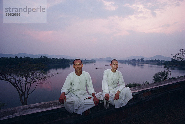 Buddhistische Mönche  Thien Mu-Pagode  Stadt Hue  Vietnam  Indochina  Südostasien  Asien