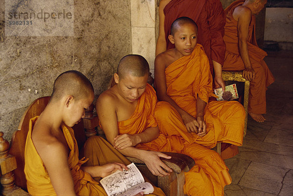 Buddhistische Mönche in der Nähe von Chiang Mai  Thailand  Südostasien  Asien