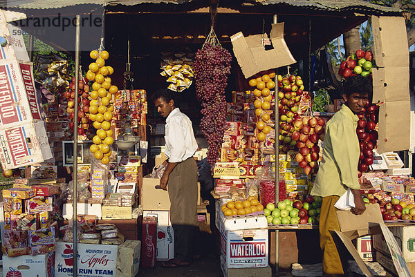 Mann und seine Lebensmittelgeschäft Stall  Negombo  Sri Lanka  Asien