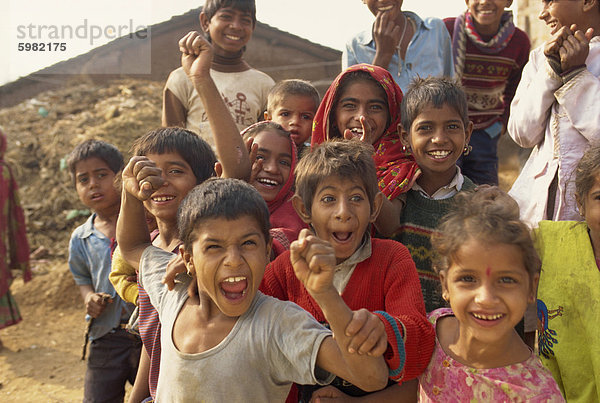 Kinder im Dorf  Dhariyawad  Rajasthan Indien  Asien