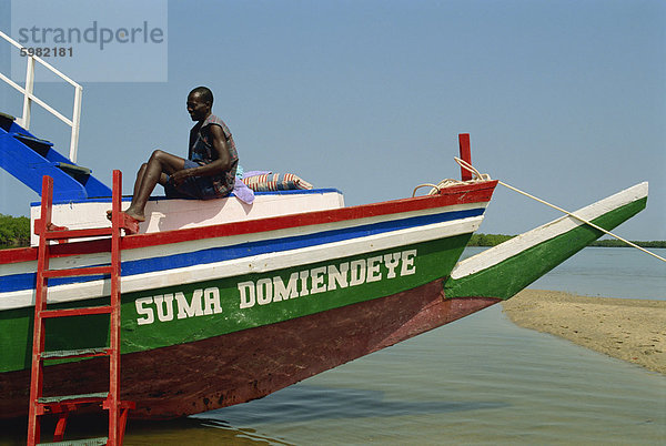 Touristenboot auf Backwaters in der Nähe von Banjul in Gambia  Westafrika  Afrika