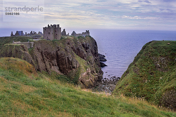 Dunnotar Castle aus dem 14. Jahrhundert und Piper spielen  in der Nähe von Stonehaven  Aberdeenshire  Schottland  Vereinigtes Königreich  Europa