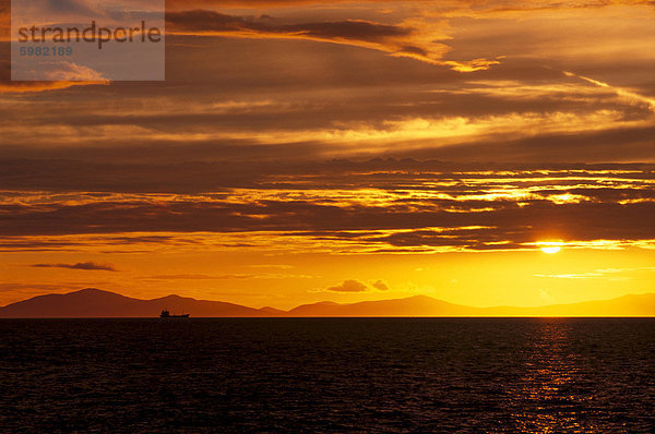 Tankschiff in der Little Minch  zwischen Skye und Harris  bei Sonnenuntergang  Isle Of Skye  Innere Hebriden  Schottland  Vereinigtes Königreich  Europa