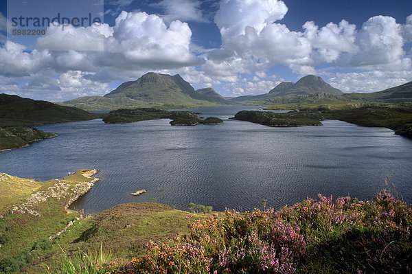 Loch Sionascaig  Cul Mor auf linken und Cul Beag rechts  Inverpolly Nature Reserve  Sutherland  Hochlandregion  Schottland  Vereinigtes Königreich  Europa