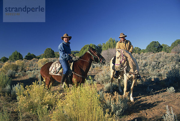 Zwei Cowboys zu Pferd in der Nähe von Kanab  Utah  Vereinigte Staaten von Amerika  Nordamerika