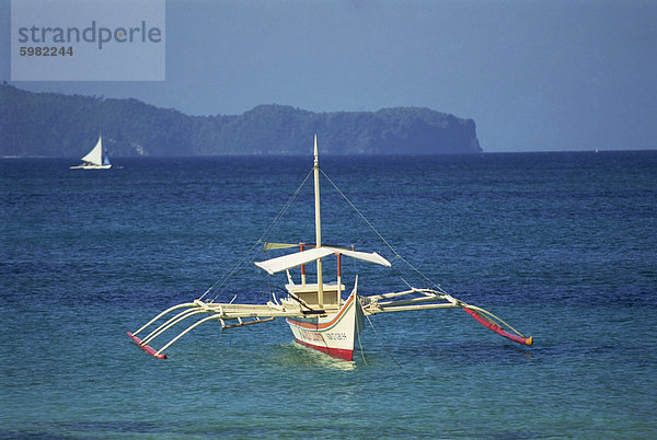 Auslegerboot offshore von der Insel Boracay resort  in den Philippinen  Südostasien  Asien