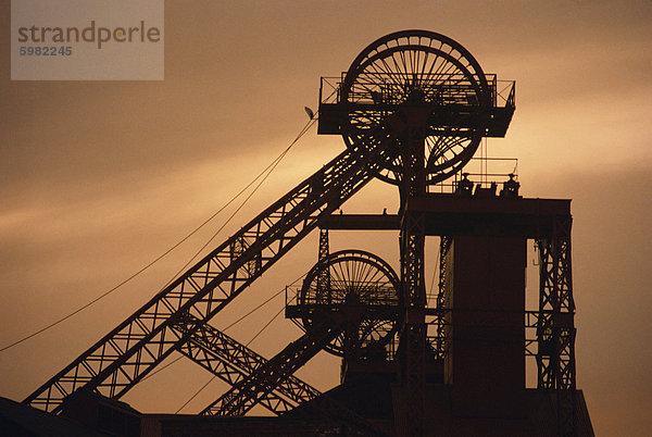 Kohlegrube Förderturm silhouetted in der Abenddämmerung  South Wales  Vereinigtes Königreich  Europa